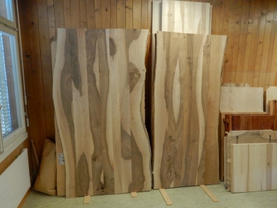 Tischblätter aus einheimischem Nussbaum mit Baumkante, ca. 105 x 200 cm